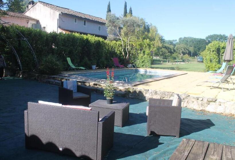 חדר סטנדרט לשלושה, Es Aqui