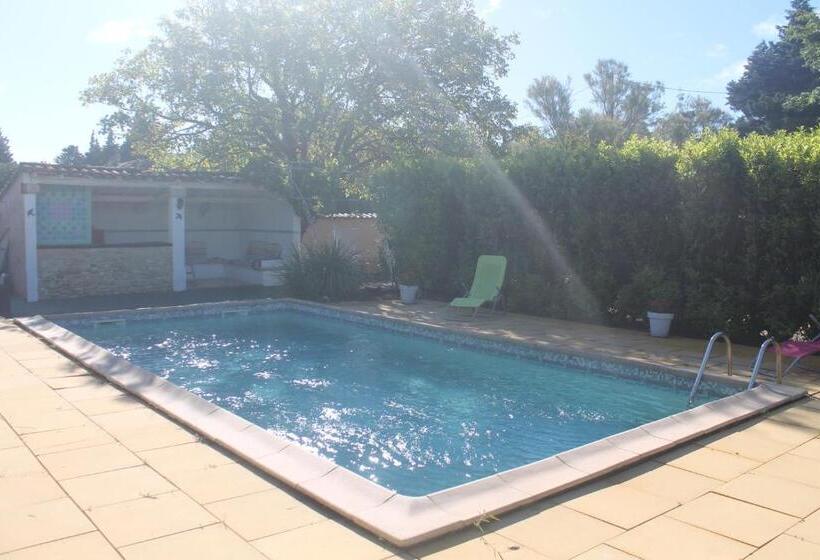 חדר סטנדרט לשלושה, Es Aqui