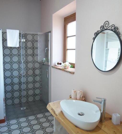 اتاق لوکس, La Casa Nell Aia