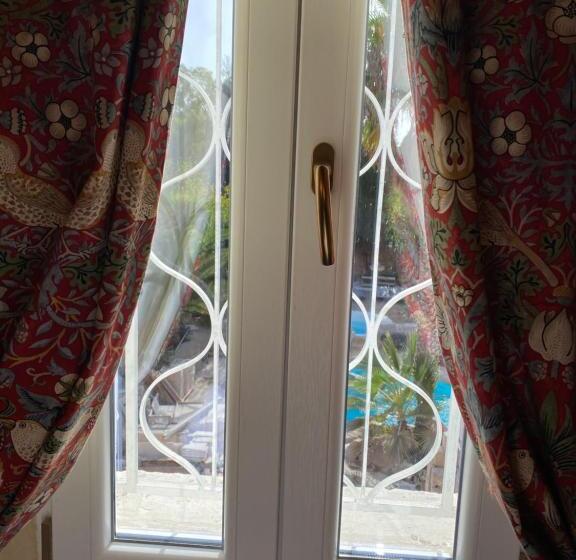 اتاق خانوادگی با چشمانداز باغ, The Red Farm Relais & Spa