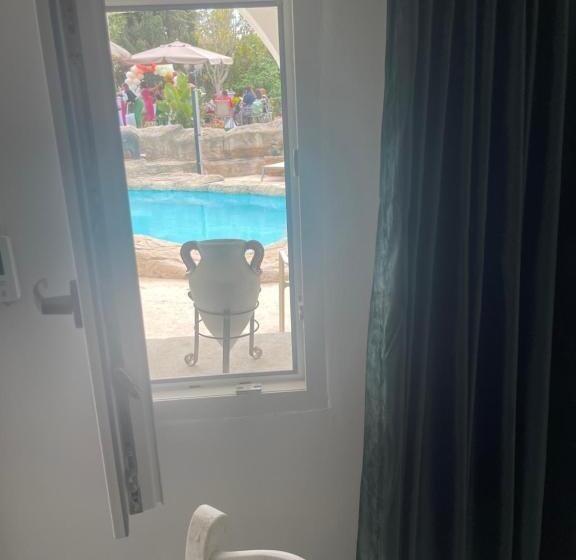 اتاق استاندارد با چشمانداز استخر, The Red Farm Relais & Spa