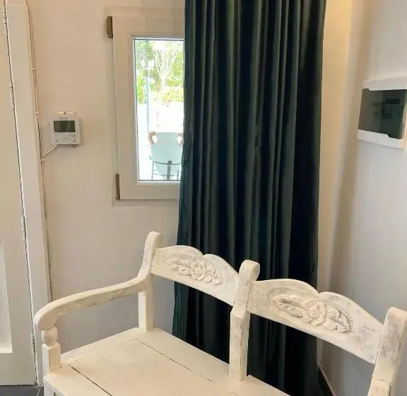 اتاق استاندارد با چشم‌انداز استخر, The Red Farm Relais & Spa