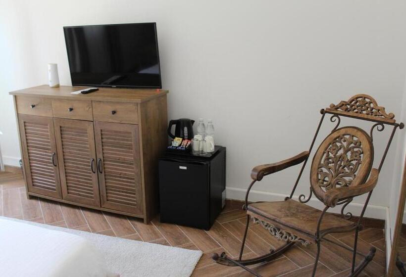 اتاق استاندارد با چشمانداز استخر, The Red Farm Relais & Spa