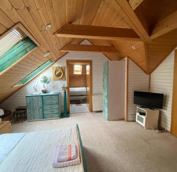 اتاق استاندارد سه نفره, B&b Chardas