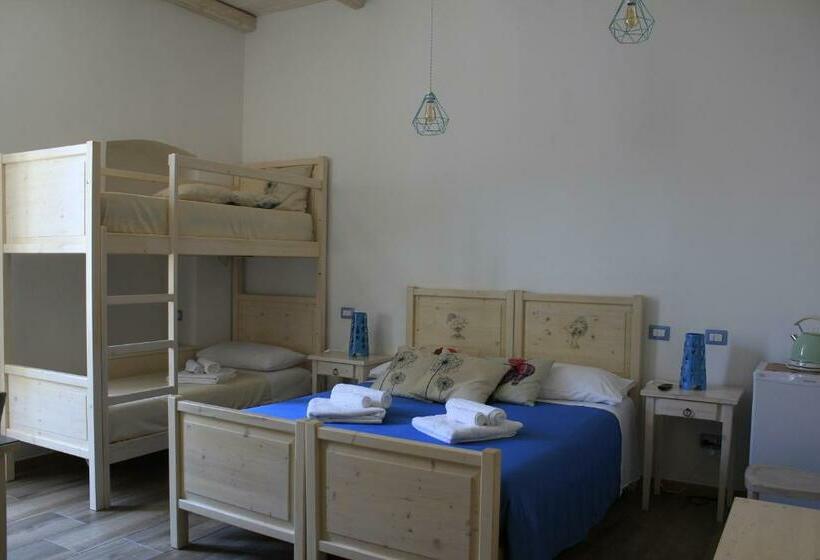 غرفة قياسية رباعية مزودة بشُرفة, Elementa