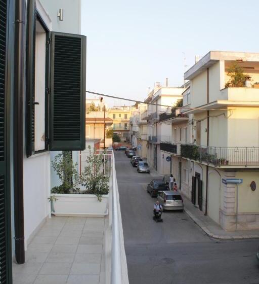 غرفة قياسية رباعية مزودة بشُرفة, Elementa