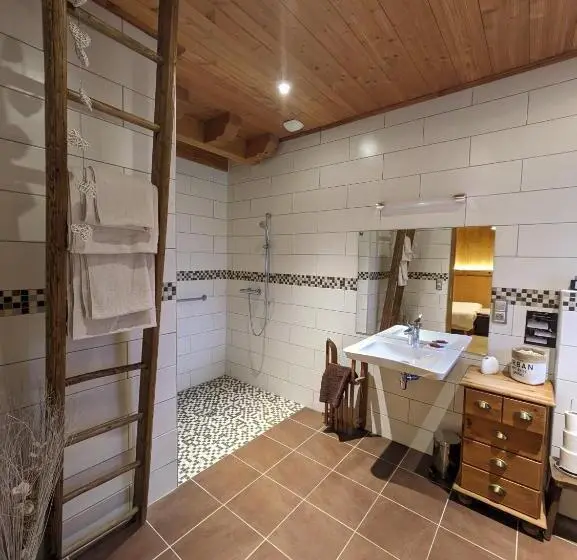 Standard-invahuone, Chantemerle 1741, Chambres D Hôtes à La Montagne