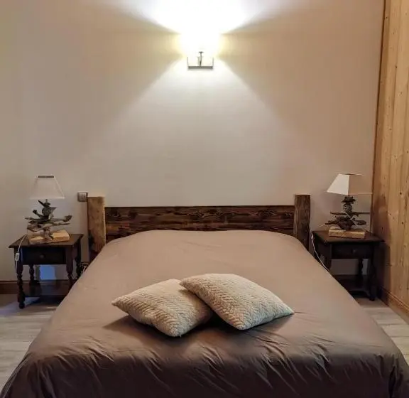 Basic Kolmen Hengen Huone, Chantemerle 1741, Chambres D Hôtes à La Montagne