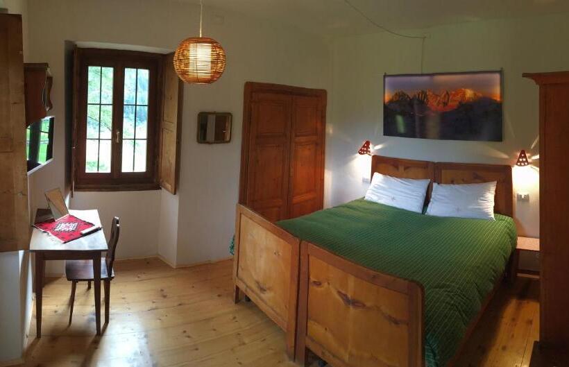 غرفة قياسية مطلة على الجبل, Il Cortese