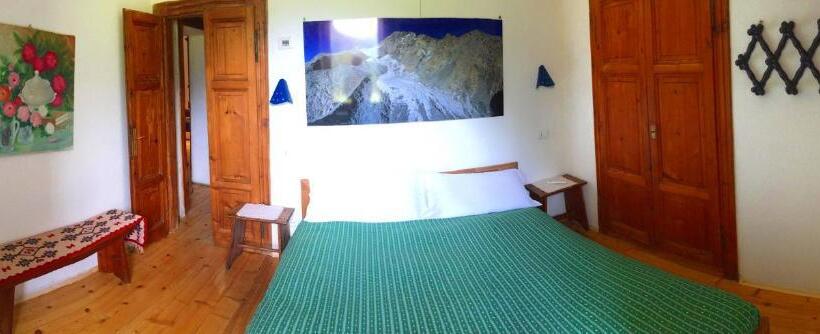 غرفة قياسية مطلة على الجبل, Il Cortese