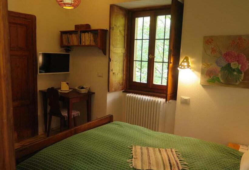 غرفة قياسية مطلّة علي الحديقة, Il Cortese