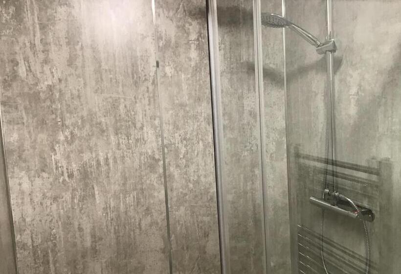 غرفة قياسية ثلاثية, Lathamor