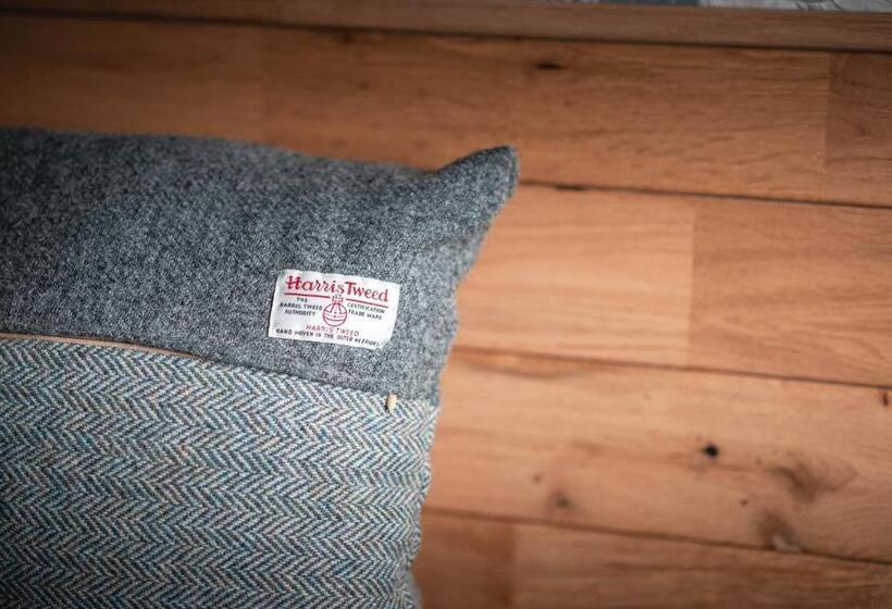 غرفة قياسية مطلّة علي البحر, Lathamor