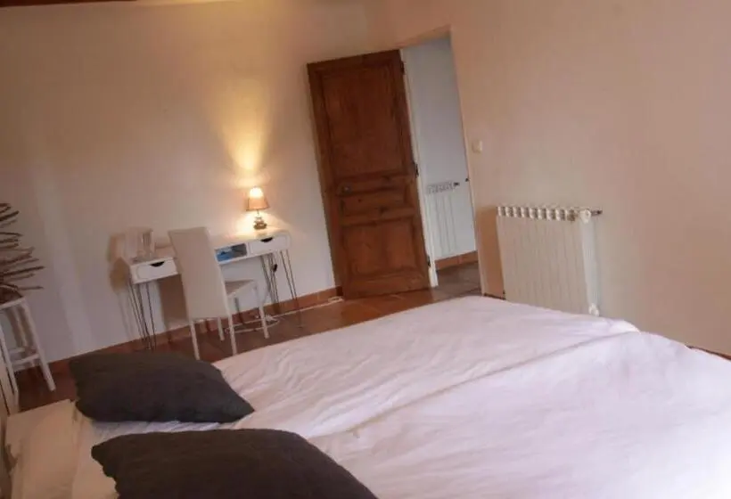 キングサイズベッドのスタンダードルーム, Profitez Des Fêtes De Fin D Année En Louant  Pegau B&b   Châteauneuf Du Pape