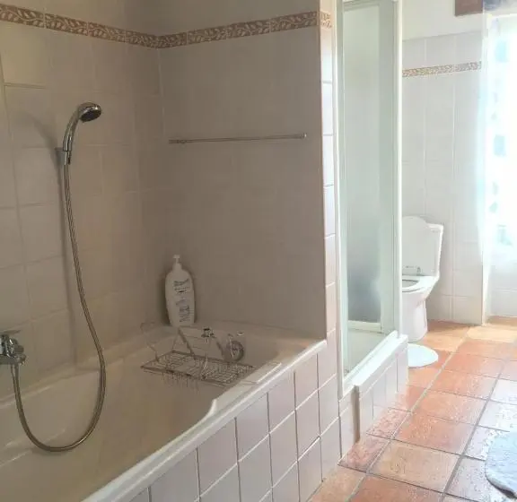 キングサイズベッドのスタンダードルーム, Profitez Des Fêtes De Fin D Année En Louant  Pegau B&b   Châteauneuf Du Pape