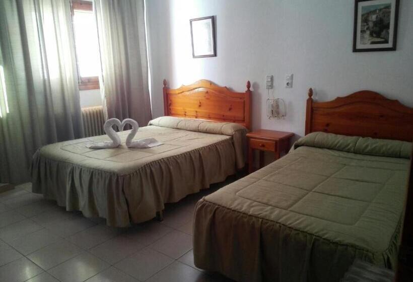 Номер Стандарт Трехместный, Hostal Mulhacen