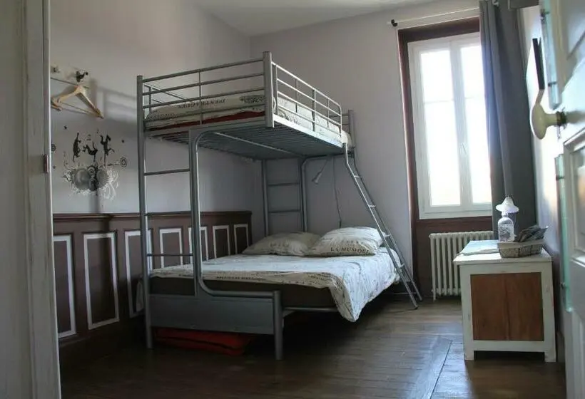 اتاق استاندارد سه نفره, Les Thiausères