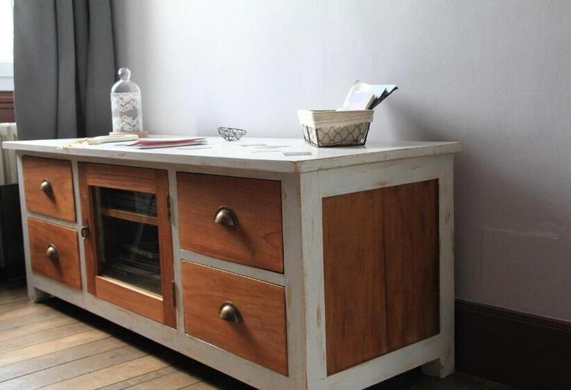 标准三人间, Les Thiausères