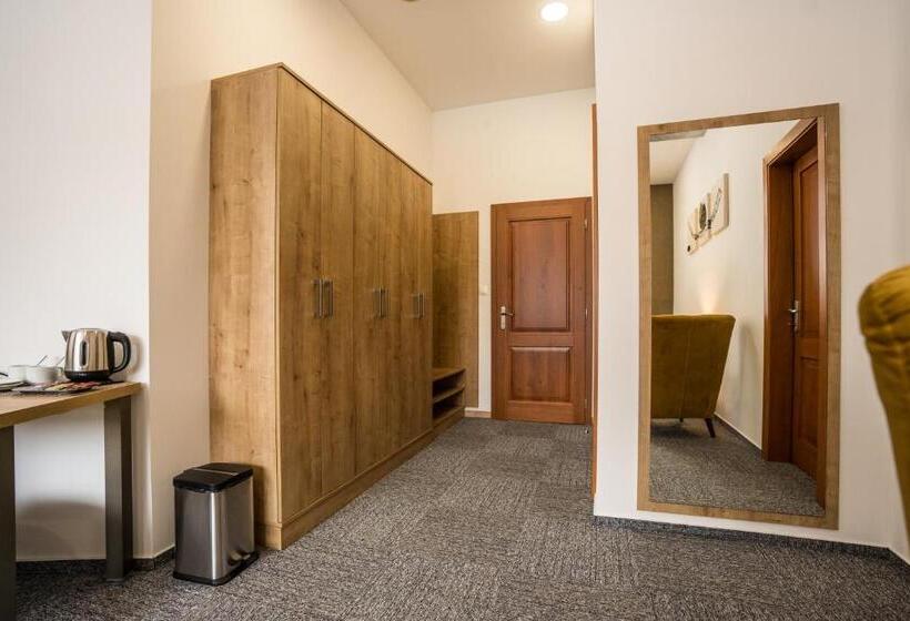 １階の１ベッドルームアパートメント, šomka