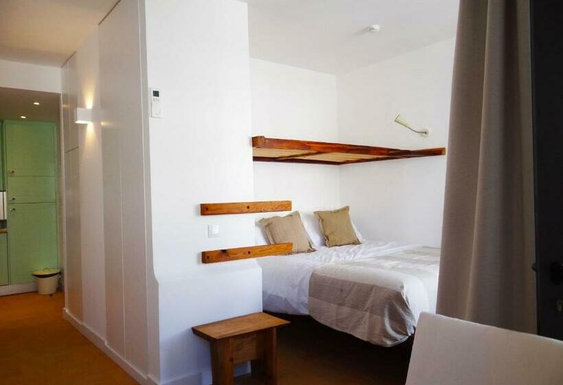 إستوديو قياسى, The Salty Lodge