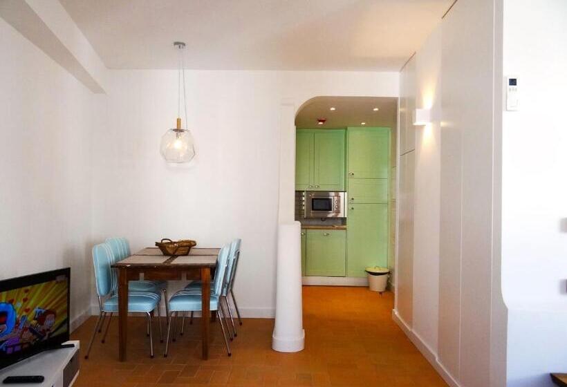 إستوديو قياسى, The Salty Lodge