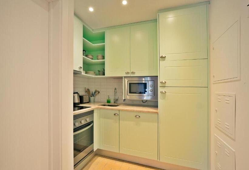 إستوديو قياسى, The Salty Lodge