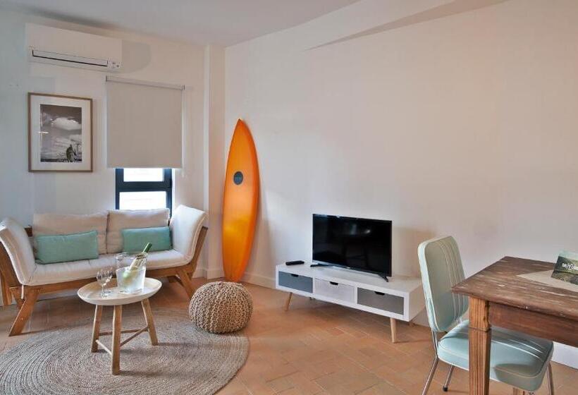 إستوديو قياسى, The Salty Lodge