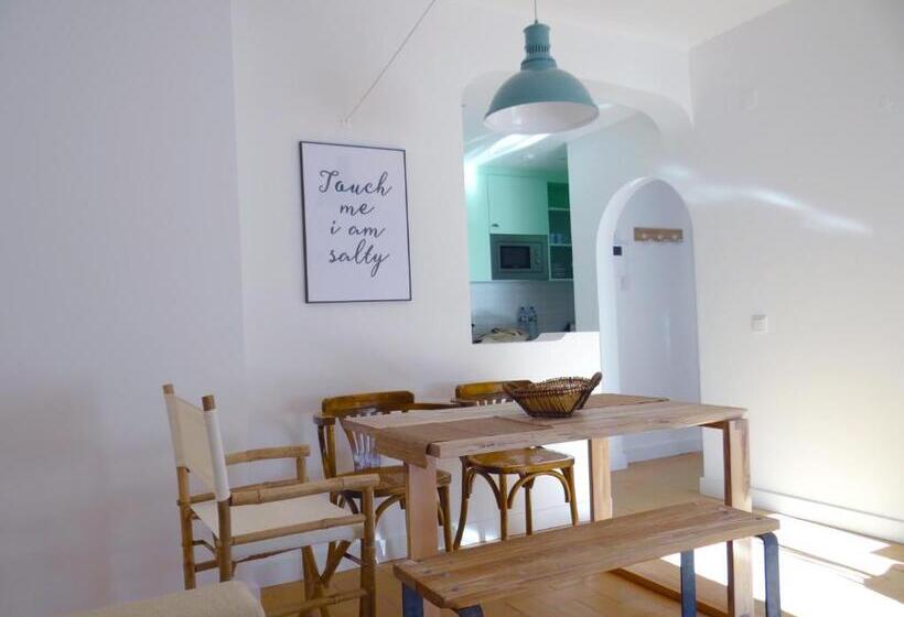 شقة غرفة واحدة, The Salty Lodge