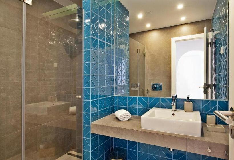 شقة غرفة واحدة, The Salty Lodge