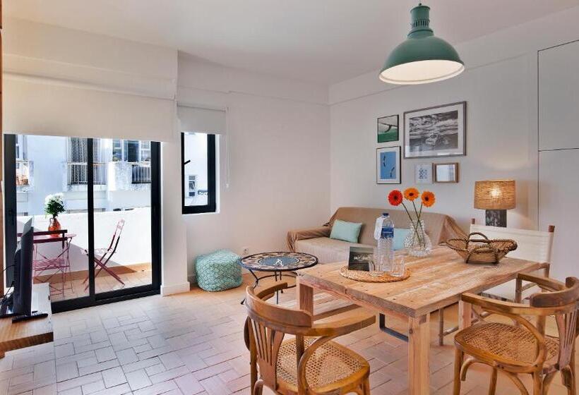 شقة غرفة واحدة, The Salty Lodge