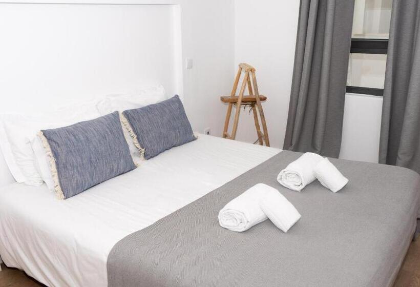 شقة غرفتين, The Salty Lodge