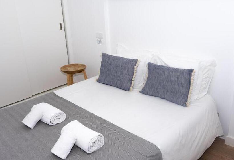 شقة غرفتين, The Salty Lodge