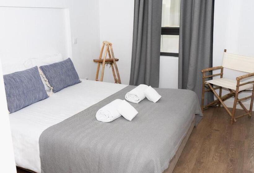 شقة غرفتين, The Salty Lodge