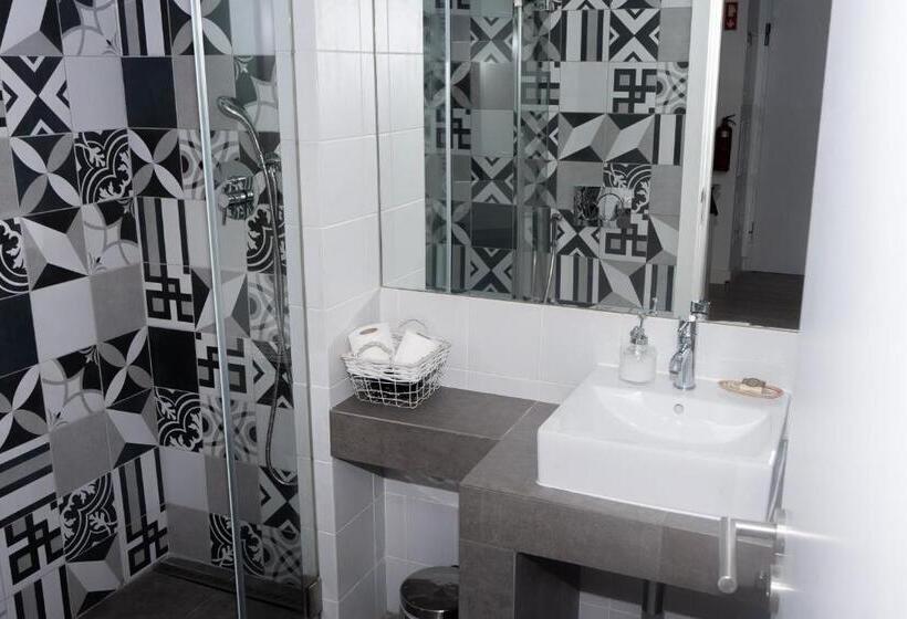 شقة غرفتين, The Salty Lodge