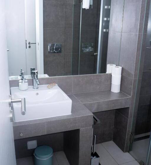 شقة غرفتين, The Salty Lodge