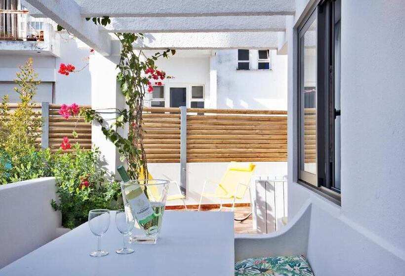 شقة غرفة واحدة, The Salty Lodge