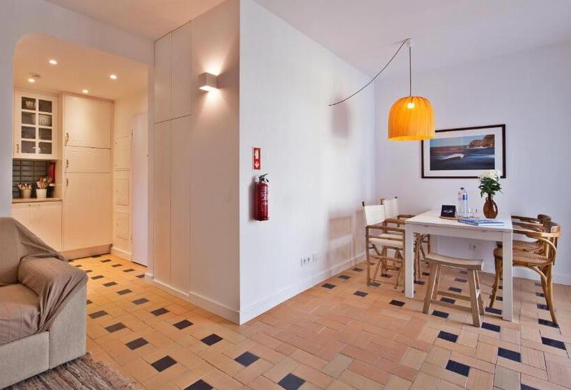 شقة غرفة واحدة, The Salty Lodge