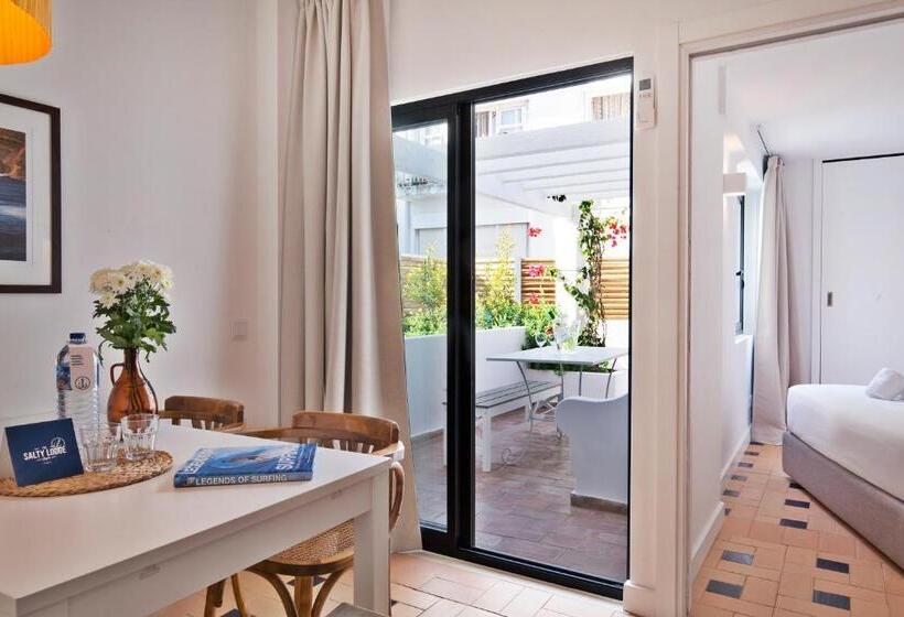 شقة غرفة واحدة, The Salty Lodge