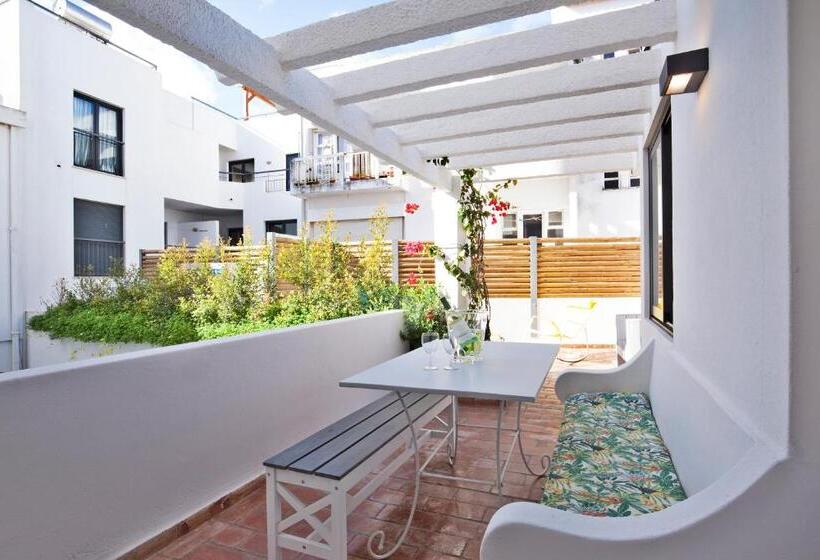 شقة غرفة واحدة, The Salty Lodge