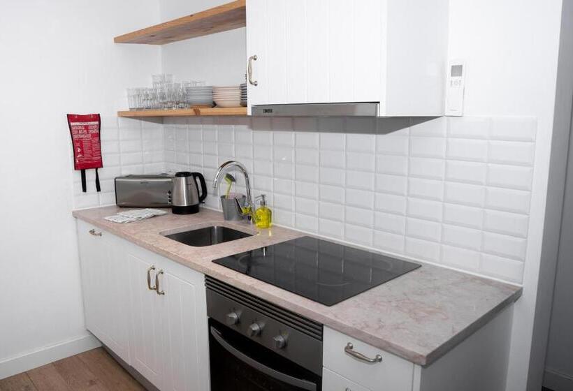 شقة غرفتين, The Salty Lodge