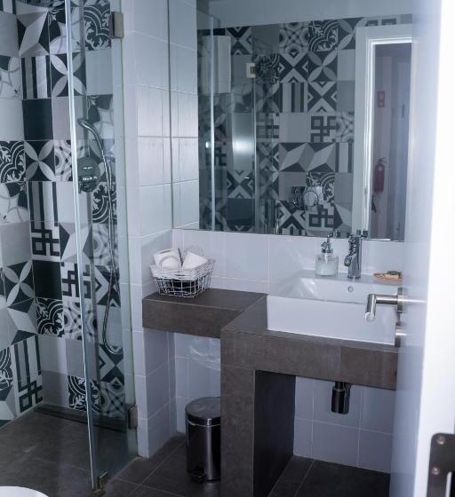 شقة غرفتين, The Salty Lodge