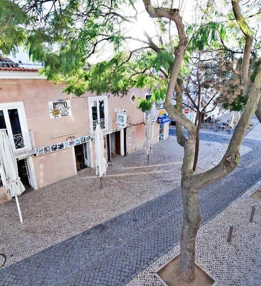 شقة غرفتين, The Salty Lodge