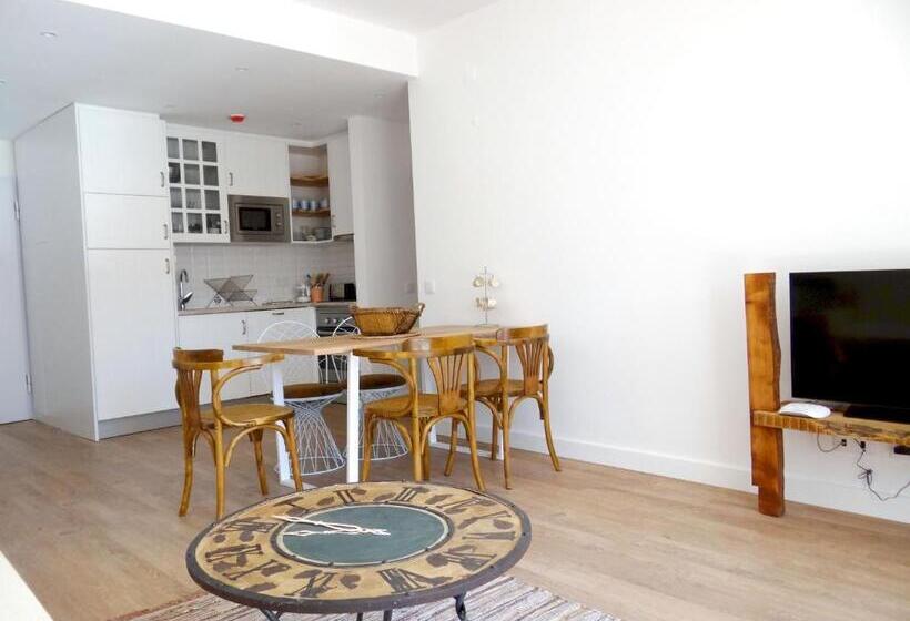 شقة غرفتين, The Salty Lodge