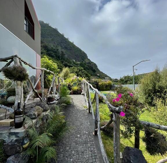 شاليه غرفة نوم واحدة, A Casa Estrelícia Dourada Garcês