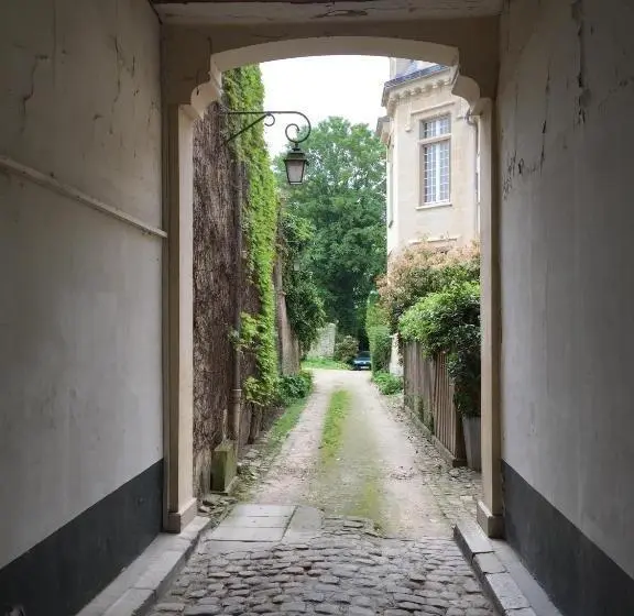 اتاق استاندارد با چشم‌انداز باغ, Le Castel Ecossais