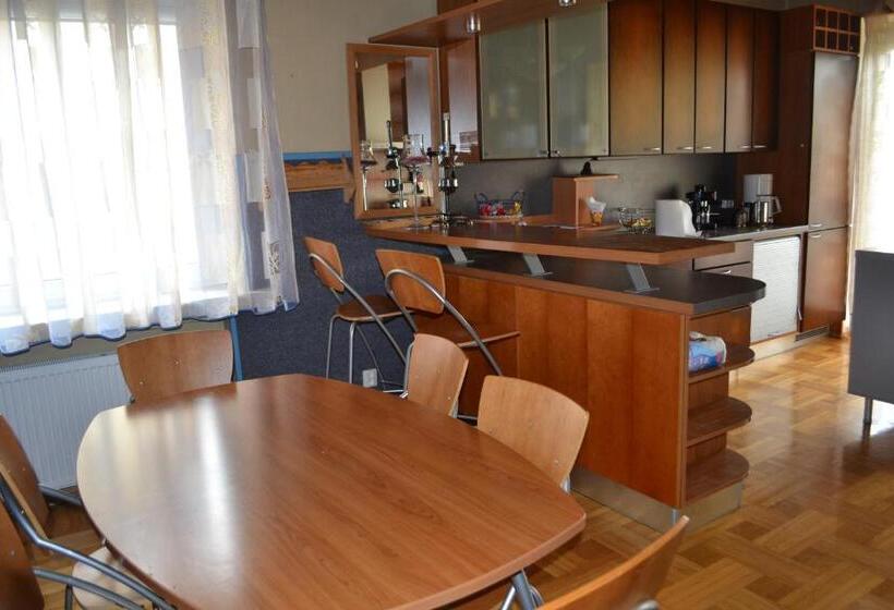 خانه 3 خوابه, Home For Guests Lakštingala