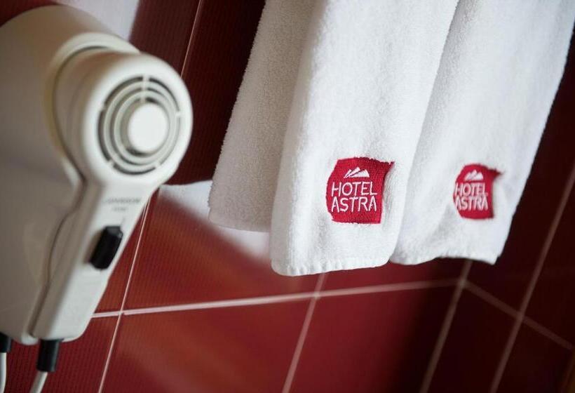 اتاق استاندارد سه نفره, Astra