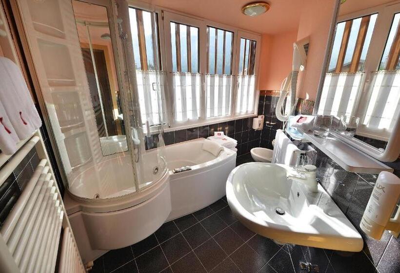 اتاق استاندارد سه نفره, Astra