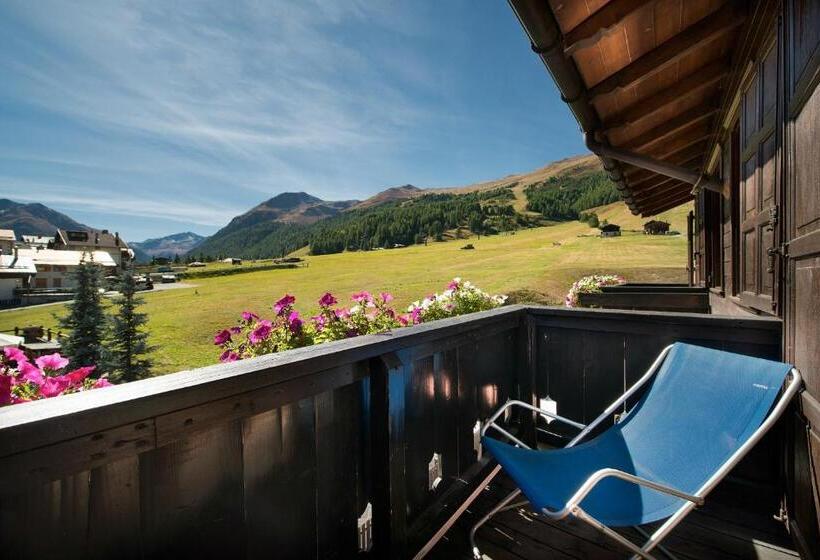 اتاق استاندارد سه نفره, Astra