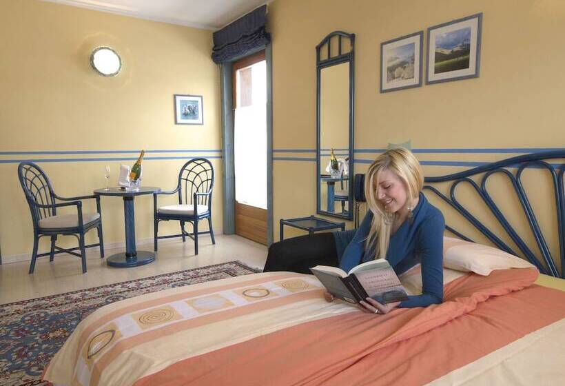 اتاق سوپریور با چشم‌انداز کوهستان, Astra